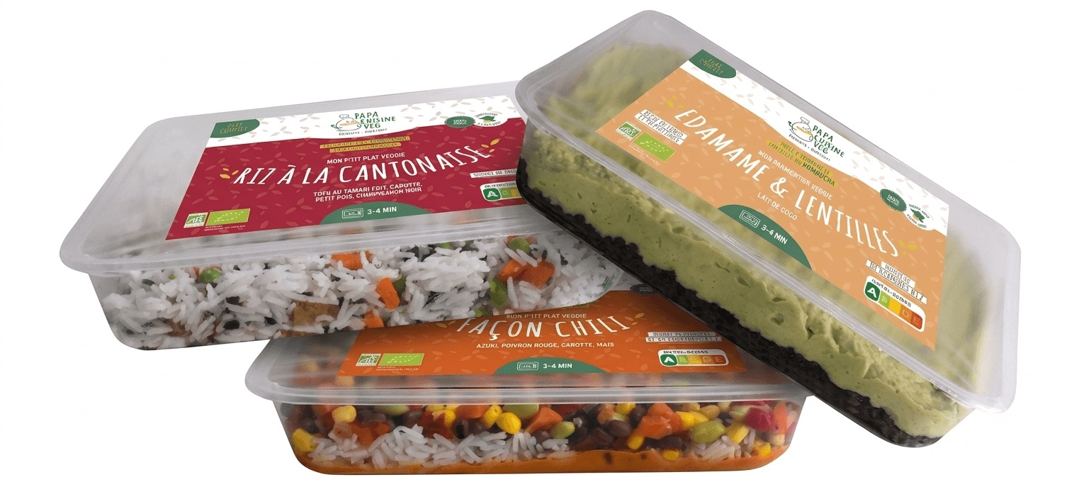 Trois plats préparés SudOvégé en barquettes : riz à la cantonaise, parmentier edamame et lentilles, façon chili